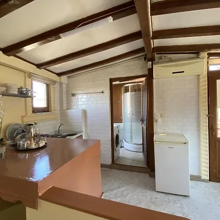 Cozy Studio Apartment In A Classic Beyoglu Building With Terrace 5-Min Walk To Istiklal Avenue